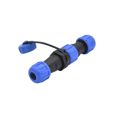 El conector dorado con tensión nominal de 250V garantiza la fiabilidad